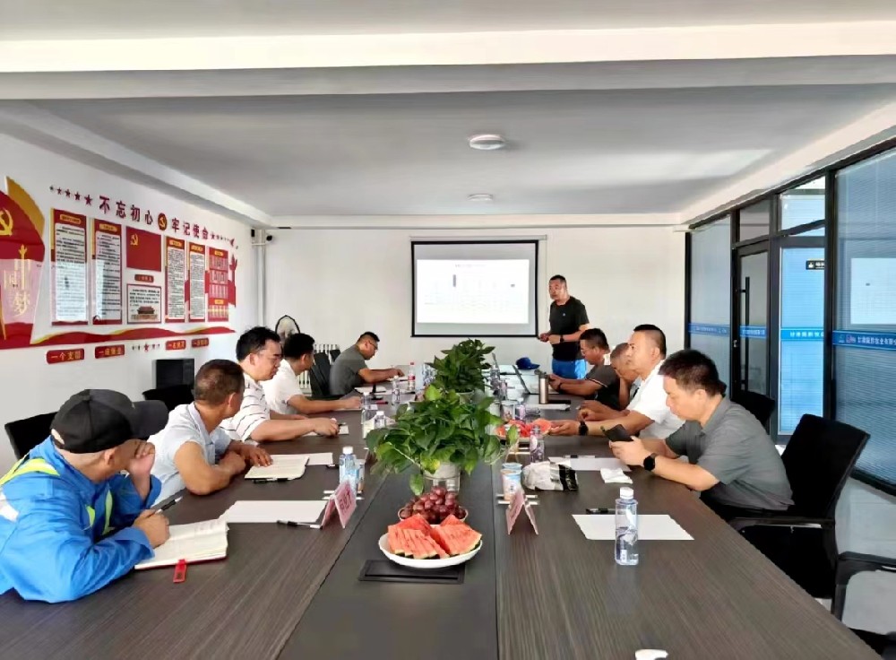 貴州南方乳業(yè)股份有限公司黨委書記、董事長(zhǎng)黃德澤一行到甘肅前進(jìn)集團(tuán)隴黔牧場(chǎng)調(diào)研