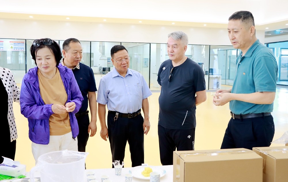 中國農(nóng)墾上海公司董事長(zhǎng)趙慶永一行到甘肅前進(jìn)集團(tuán)傳祁甘味乳業(yè)考察