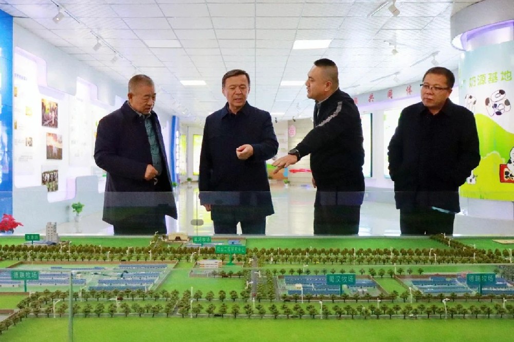 市委副書記、代理市長(zhǎng)葉爾波力·孜汗到甘肅前進(jìn)集團(tuán)調(diào)研