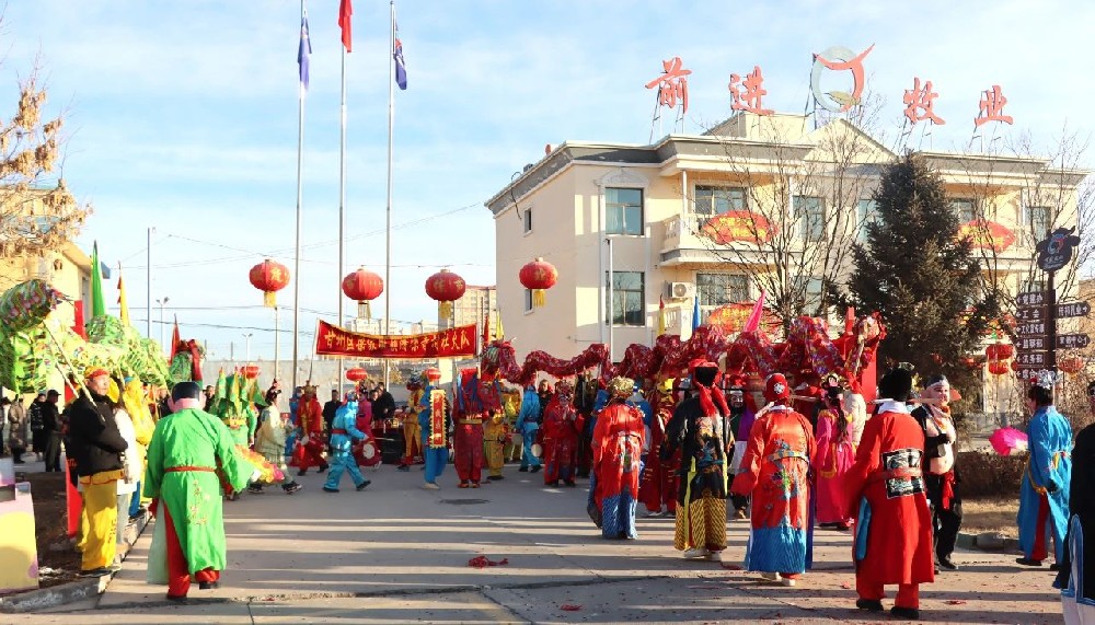 鑼鼓喧天拜大年，社火鬧春業(yè)興旺