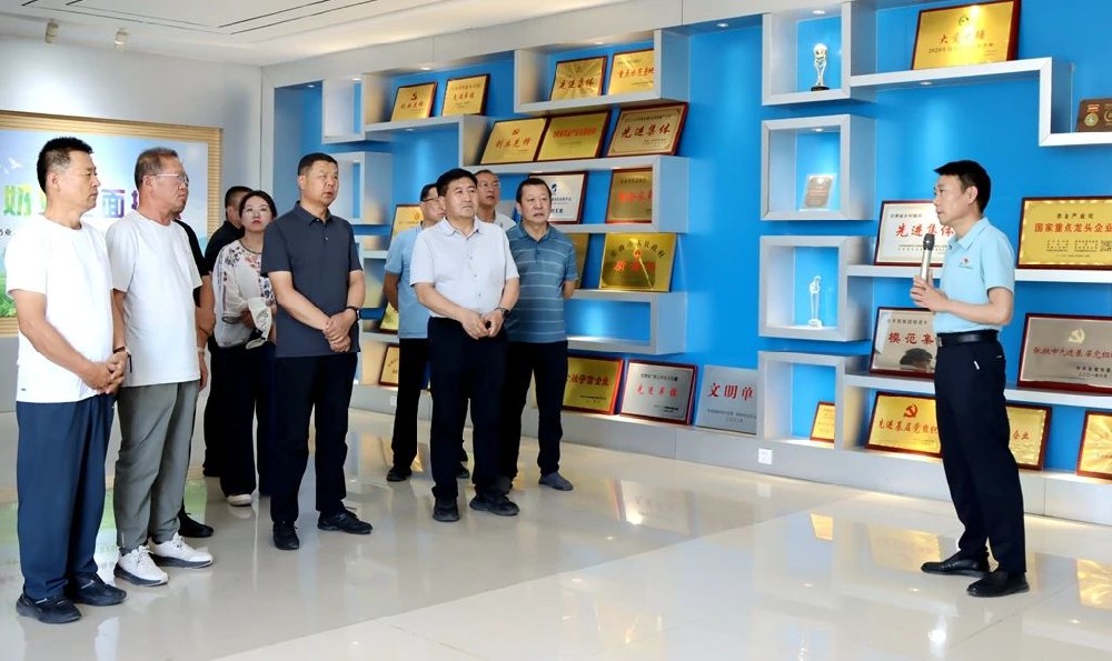 內(nèi)蒙古自治區(qū)巴彥淖爾市五原縣考察組到甘肅前進集團考察學習